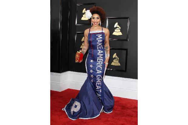 ... Joy Villa sorgte ebenfalls für ordentlich Gesprächsstoff: Ihr blaues Kleid war mit den Worten 'Make America Great Again'...
