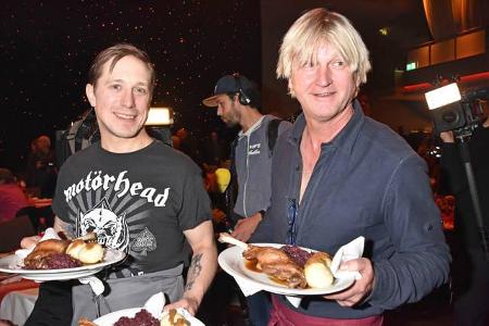 ...Knödel an den Tisch. Schauspieler Timo Jacobs und Filmemacher Detlev Buck gehörten 2017 wie...