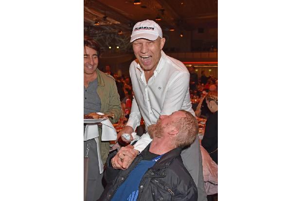 ...war also die Hölle los. Ex-Boxer Axel Schulz schien das sichtlich gefallen zu haben. Der Advent ist eben eine wirklich to...