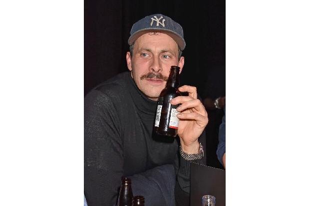 ...Gäste? Alkohol. Marc Hosemann griff da mal beherzt zum Bier. Na dann Prost und fröhliche Weihnachten!