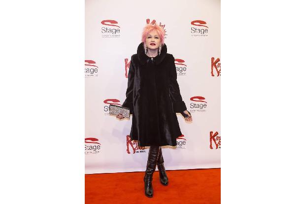 Natürlich durfte Cindy Lauper bei der Premiere von 'Kinky Boots' nicht fehlen, denn die Sängerin hat die Musikstücke getexte... Natürlich durfte Cindy Lauper bei der Premiere von 'Kinky Boots' nicht fehlen, denn die Sängerin hat die Musikstücke getexte...