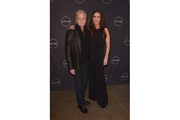 ...hingegen ist es bei Michael Douglas und Catherine Zeta-Jones. Das Paar trennt zwar sagenhafte 25 Jahre, doch ihre Ehe häl...