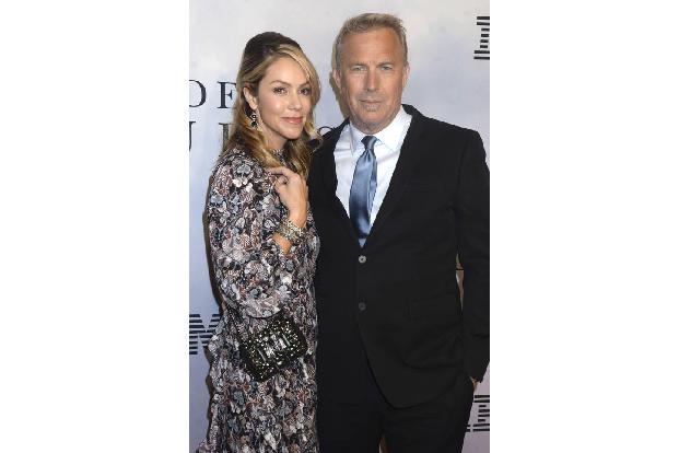 ...Kevin Costner hat sich in eine jüngere Frau verliebt. Die Glückliche: Christine Baumgartner. 19 Jahre trennt das Paar und...