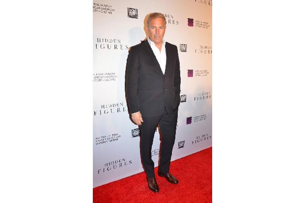 ...landete Kevin Costner 1990 mit seinem Regie-Debüt 'Der mit dem Wolf tanzt'. Ganze sieben Goldjungen gewann der Film - unt...