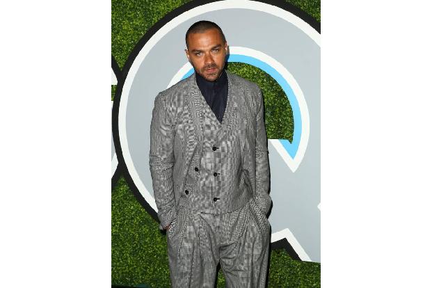 ...war Jesse Williams wirklich schön anzuschauen. Der Schnuckel aus 'Grey's Anatomy' bewies Stilsicherheit, denn diese weite...