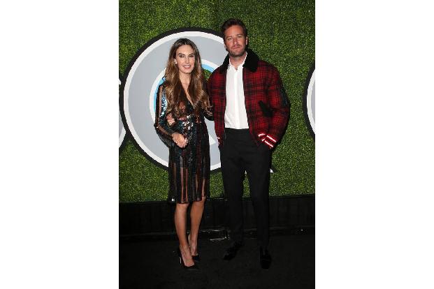 ...beim nächsten Mal Armie Hammer, wenn er nicht in Karo-Jacke über den Teppich schreitet? Seiner Frau Elizabeth Chambers dü...
