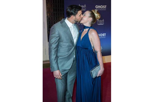...zeigten sich die zwei ehemaligen Exen auf dem roten Teppich der Premiere von 'Ghost - The Musical' und besiegelten ihr Li...
