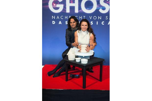 ...aber machten sich die Promis im Theater des Westens die Hände schmutzig? Wer sich noch an 'Ghost – Nachricht von Sam' aus...