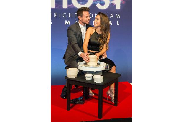 ...sie zusammen an einer Töpferscheibe sitzen. 'Bachelor' Sebastian Pannek und Clea-Lacy Juhn machten das richtig gut nach. ...