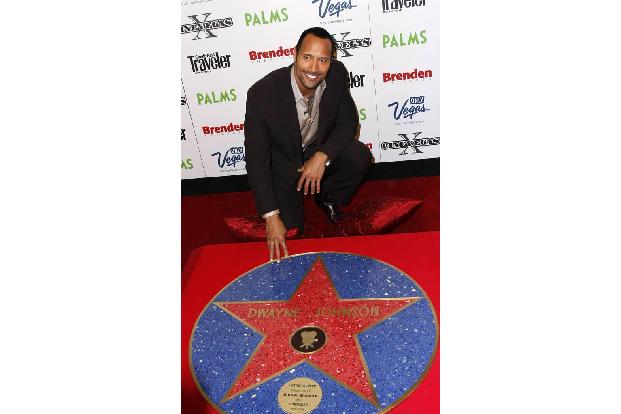 ...das nicht die erste Ehrung ist, die mit einem Stern und einem Boden zu tun hat: Dwayne 'The Rock' Johnson hat schon einen...
