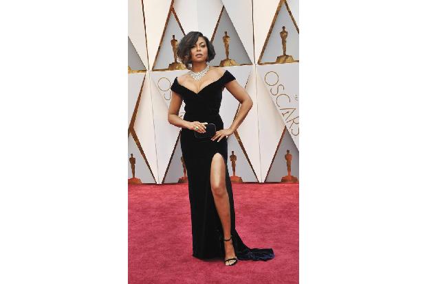 ...kann auch mit klassischer Eleganz punkten, wie Taraji P. Henson bei den Oscars. Die Robe von Alberta Ferretti schmiegte s...