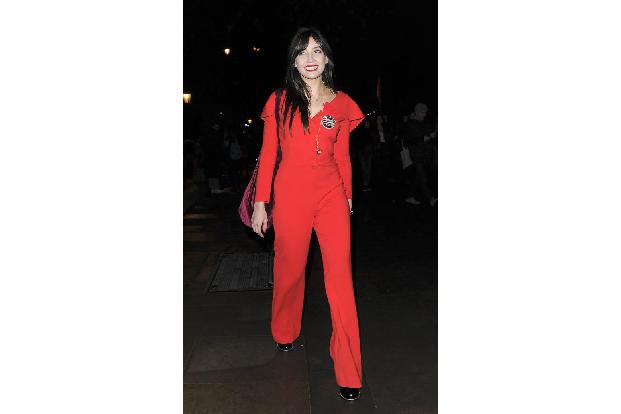Man könnte glatt meinen, Model und It-Girl Daisy Lowe ist in diesem stylishen, roten Einteiler auf dem Weg zur nächsten Weih... Man könnte glatt meinen, Model und It-Girl Daisy Lowe ist in diesem stylishen, roten Einteiler auf dem Weg zur nächsten Weih...