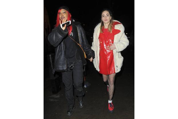...ließ sich auch von ihrer Kollegin Suki Waterhouse behaupten, deren Freundin die Signalfarbe sogar auf dem Kopf trägt. Fan...