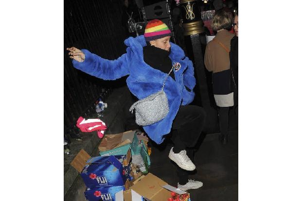 ...etwa ein Treffen der Fashionstars statt? Zumindest Supermodel Adwoa Aboah hätte dabei den Dresscode allerdings vernachläs...