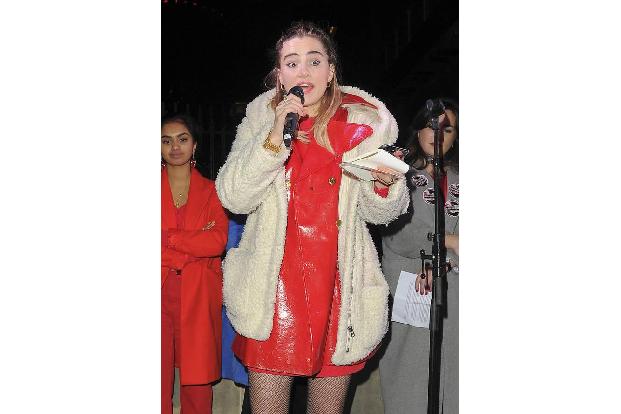 ...Suki Waterhouse fordern deshalb, dass junge Frauen und Mädchen aus einkommensschwachen Familien kostenlos mit Binden und ...