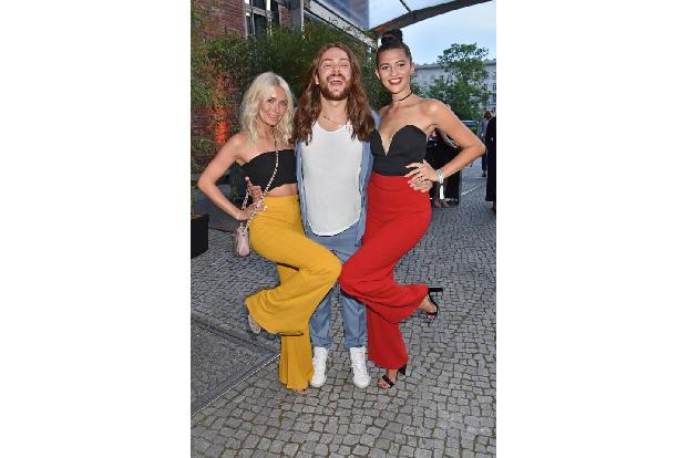 ...legten sich die Influencer Phiaka, Riccardo Simonetti, Fata Hasanovic und sorgten damit für den stylishsten Schnappschuss...