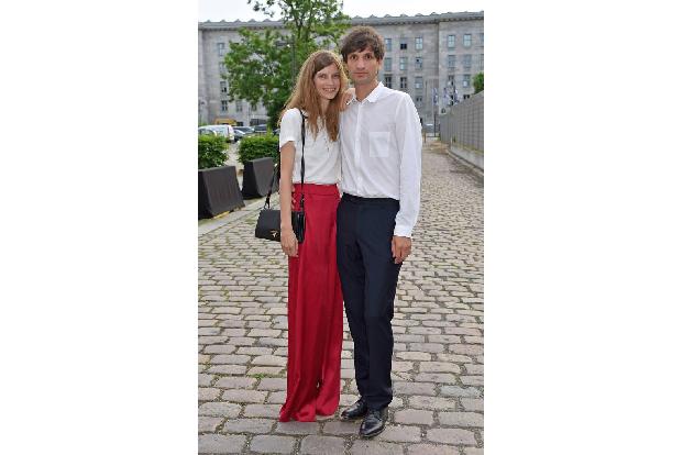 ...Modelschönheit Luca Gajdus und ihr Lebensgefährte Max von Gumppenberg auf - warum auch exzentrisch, wenn es schick und si...