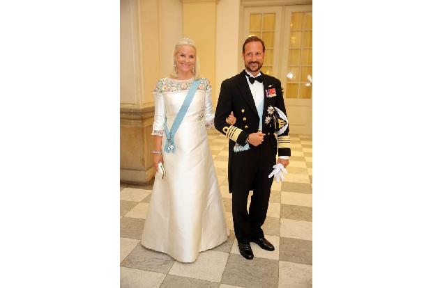 Der norwegische Kronprinz Haakon und Mette Marit gaben sich am 25. August 2001 im Osloer Dom das Ja-Wort. Danach verbrachten... Der norwegische Kronprinz Haakon und Mette Marit gaben sich am 25. August 2001 im Osloer Dom das Ja-Wort. Danach verbrachten...