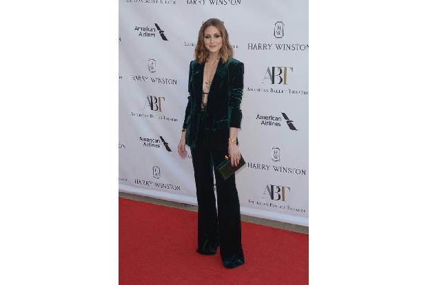…offenbar auch Olivia Palermo. Obwohl die gertenschlanke Schönheit von ihrer Statur her perfekt ins Ensemble passen würde, s...