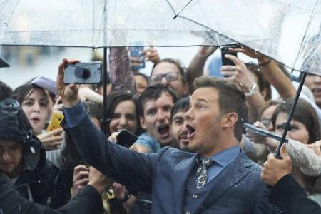 ...Chris lieber für seine Fans, denn die warteten in Scharen auf den Hollywoodstar, um in strömendem Regen Fotos mit ihm zu ...