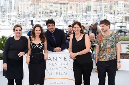 ...Schauspieler Benicio Del Toro (m.) angeführt. Gemeinsam mit Julie Huntsinger, Virginie Ledoyen, Annemarie Jacir und Kante...