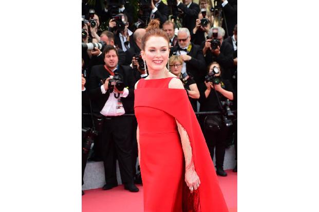 ...Schauspielerin Julianne Moore: Ihr Auftritt auf dem roten Teppich der Premiere von 'Everybody Knows' wird als einer der s...