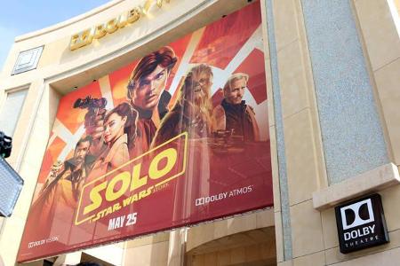 Ein neuer 'Star Wars'-Film garantiert klingelnde Kinokassen. Kein Wunder, dass das Gedrängel auf dem roten Teppich groß war,... Ein neuer 'Star Wars'-Film garantiert klingelnde Kinokassen. Kein Wunder, dass das Gedrängel auf dem roten Teppich groß war,...