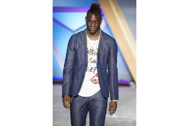 ...Fußball-Ikone Mario Balotelli, der im smarten Anzug mit einem 'Fashion for Relief'-T-Shirt eine gute Figur machte. Mit se...
