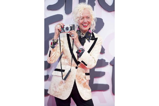 ...zahlreiche Promis versammelt - allen voran Fotografie-Ikone Ellen von Unwerth, die Naomis Einladung nur zu zu gerne folgt...