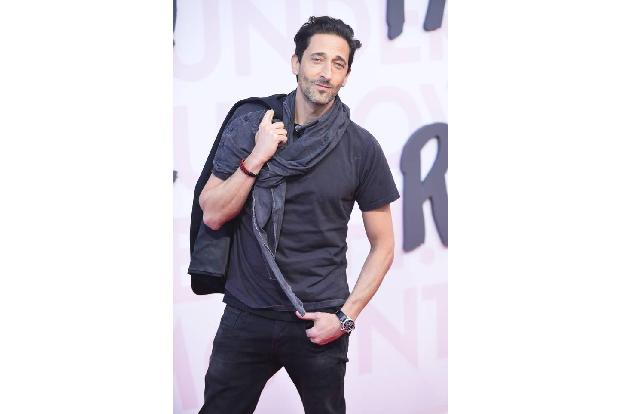 ...Adrien Brody beweist mit dieser Pose, dass er das Modeln draufhat. Das Motto der Charity-Gala war in diesem Jahr übrigens...