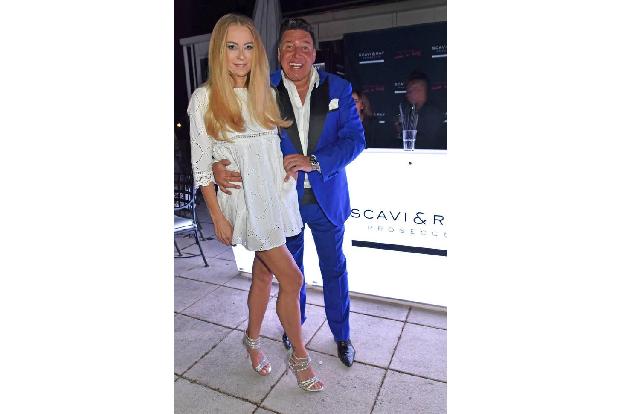 ...Jenny Elvers! Die schöne Blondine erschien in diesem Traum-Look im Patrick Hellmann Schlosshotel in Berlin und posierte n...