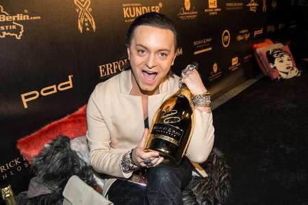 ...posierte einfach mit den riesigen Champagnerflaschen. Hier macht Julian F.M. Stoeckel vor, wie das geht - wir sind uns si...