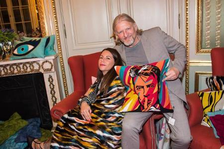 ...Schauspieler Frank Kessler und seine Freundin Doreen Tünschel: Die beiden machten es sich lieber zwischen Pop-Art-Kissen ...
