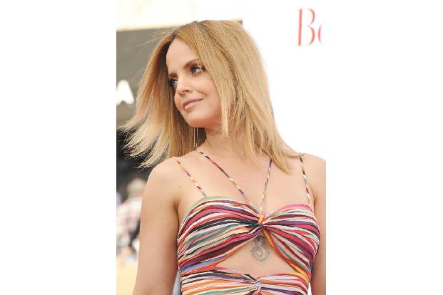 ...Mena Suvari, die verführerische Schülerin, die in 'American Beauty' in Rosen badet? Sie spielt in 'Book Club' zwar nicht ...