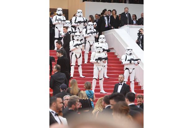 Hoppla, was ist denn da los? Wird Cannes von diesen Herren in Weiß etwa erobert und unterjocht? Nicht ganz: Die Sturmtrupple... Hoppla, was ist denn da los? Wird Cannes von diesen Herren in Weiß etwa erobert und unterjocht? Nicht ganz: Die Sturmtrupple...
