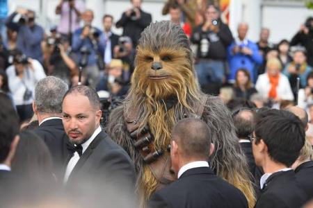 ...und auch Kult-Wookiee Chewbacca waren an die französische Riviera gereist, um die Premiere von 'Solo: A Star Wars Story'...