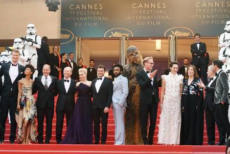 ...sämtliche Stars des Films, hier hübsch aufgestellt für ein Gruppenfoto. Joonas Suotamo, Thandie Newton, Woody Harrelson, ...