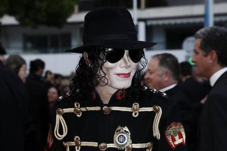 ...Michael Jackson ist schon seit 2009 tot. Dieser junge Mann kam als MJ-Imitator nach Cannes. Gesungen und getanzt hat er a...