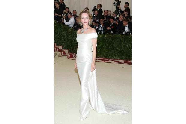 ...Uma Thurman ist bekannt für ihren klassischen Look mit Twist und blieb sich mit dieser Nummer der New Yorker Designerin G...