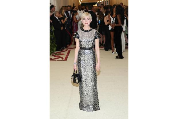 ...können Sie dann den Look von Leinwandschönheit Michelle Williams kopieren. Das Kleid von Louis Vuitton ist edgy dank der ...