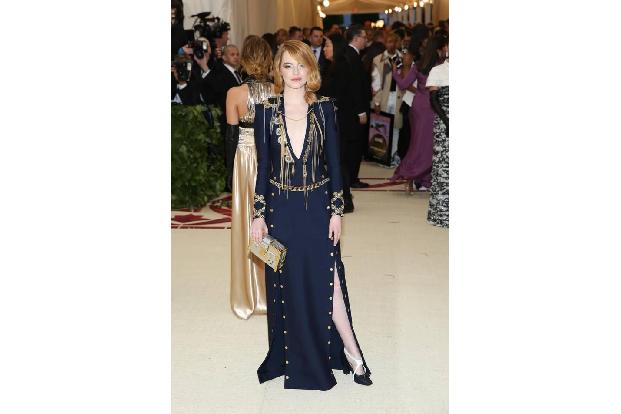 ...mit dem Look von Emma Stone. Das Outfit von Louis Vuitton zieht auf jeden Fall alle Blicke auf sich und bietet einiges zu...