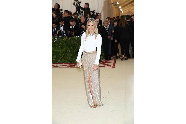 ...Schauspielerin Sienna Miller auf der Met Gala 2018: Ihr Dress von Louis Vuitton ist das alltagstauglichste von allen.