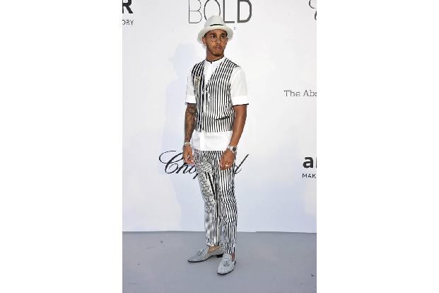...sein ehemaliger Konkurrent und amtierender Weltmeister Lewis Hamilton nach wie vor gut im Rennen. Auch in der aktuellen S...