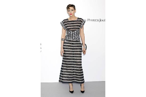 ...zog es Hollywoodstar Kristen Stewart. Die Schauspielerin erschien in einem eleganten Kleid von Chanel und mit neuer Kurzh...