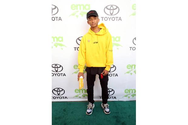...nahm es dafür Jaden Smith. Der Youngster entschied sich für Jogging-Hosen und gelben Sweater auf dem grünen Teppich der E...