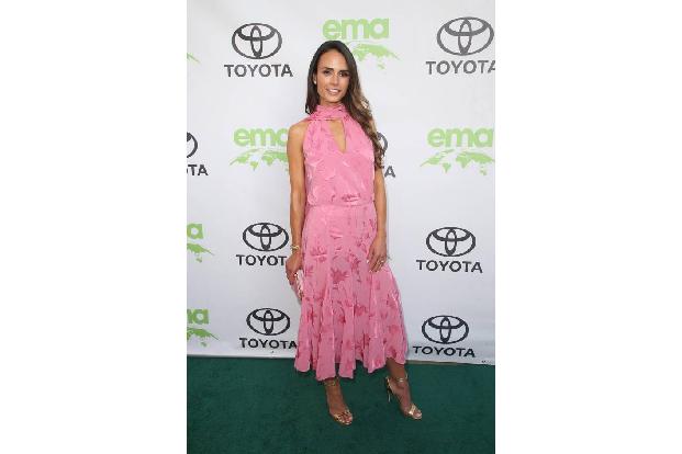 ...beschritt Jordana Brewester das Event. Der 'Fast & Furious'-Star entschied sich für ein sommerliches Rosa und traf damit ...