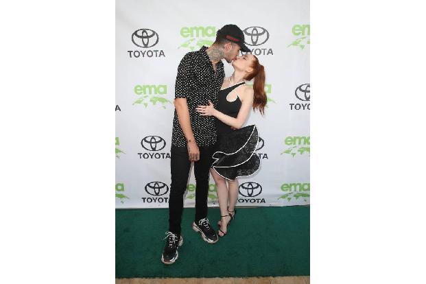 ...Frühlingsgefühle sind ganz offensichtlich Travis Mills und 'Riverdale'-Star Madelaine Petsch. Das Paar ließ es sich nicht...