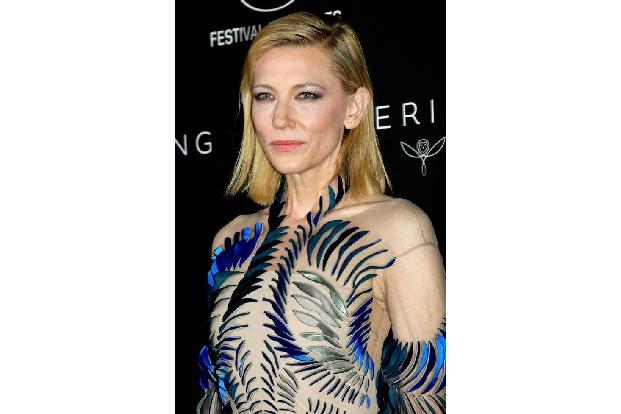 ...Cannes-Jury sind sowieso schon alle Augen auf die 49-Jährige gerichtet, aber dieses Kleid könnte durchaus als das schönst...