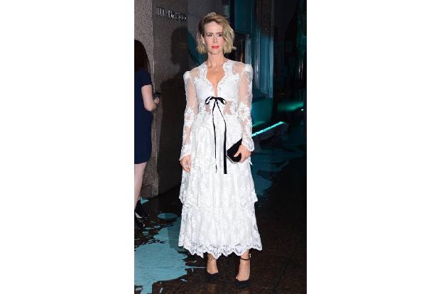 ...Sarah Paulson auf, denn die hatte sich für elegantes Weiß entschieden, dem mit der schwarzen Schleife unter dem Brustbere...