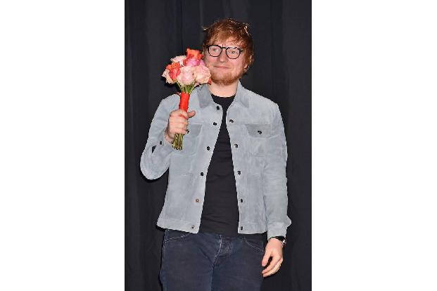 ...Ed Sheeran es ohne Twitter & Co. aus. Ende 2015 kündigte er seinen Rückzug an, um sich mehr auf sich und neue Musik zu ko...